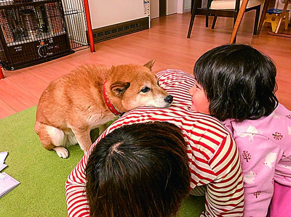 背中の上で、お話中の２人